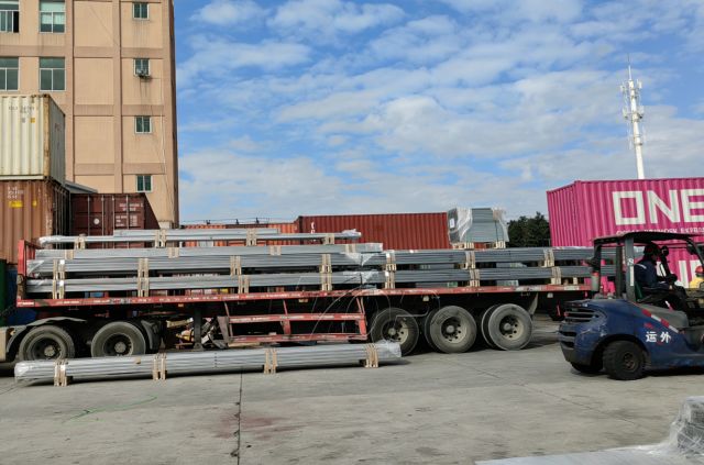 تحديث شحنة Topfencesolar: تم شحن هياكل التركيب الأرضية الفولاذية ZAM إلى كوريا من مصنع شيامن